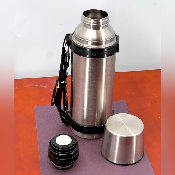 Hot/Cold Vacuum Insulated
Thermos Retractable Handle with
Strap 3 piece app 10x3 - Picture 3 of 8